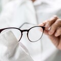 為何眼科醫師都戴眼鏡，不做近視雷射？醫大實話曝「3大真正考量」 一般人也該注意