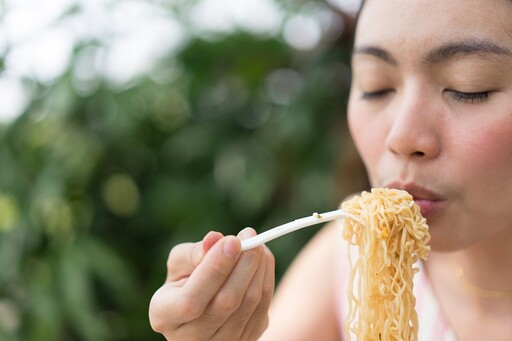 泡麵「這1配料」很多人以為營養，其實愈吃愈傷身！醫籲快停手 你也常加？
