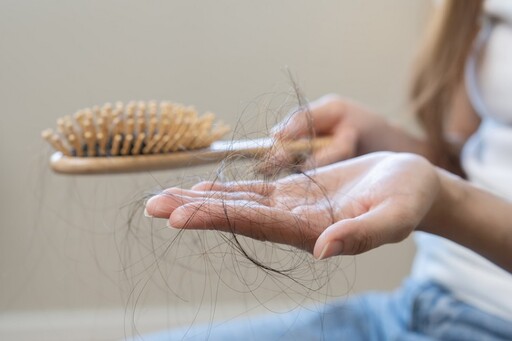 倒立、擦生薑長頭髮？醫曝真相 想留住髮量這3招才有效