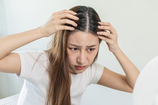 倒立、擦生薑長頭髮？醫曝真相 想留住髮量這3招才有效