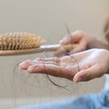 倒立、擦生薑長頭髮？醫曝真相 想留住髮量這3招才有效