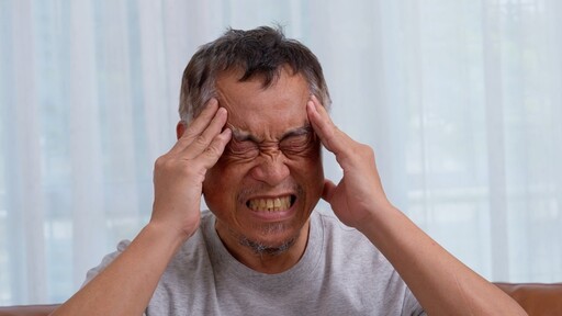你也中鏢了嗎？醫曝「這1種頭痛」多從後腦勺開始 止痛藥反而愈吃愈痛