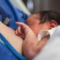 產後哺乳多喝水增加奶量？中醫師揭「哺乳3大誤區」 這些習慣反害乳汁減少