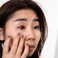 過敏性結膜炎熱敷恐加重發炎！ 醫教「正確護眼法」：眼妝先別畫了