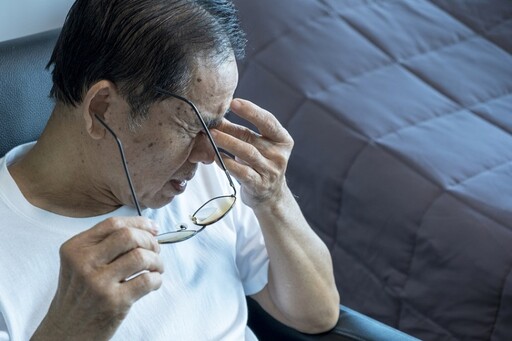 看手機、滑平板一整天？重度3C族必學「5招」舒緩眼疲勞 喝1飲料也有幫助