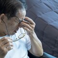 看手機、滑平板一整天？重度3C族必學「5招」舒緩眼疲勞 喝1飲料也有幫助