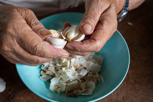 剝蒜滿手蒜味怎麼去？ 農糧署大推「4大去味神器」輕鬆去手味：不鏽鋼也上榜