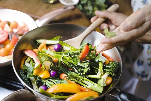 做菜加「這5樣香料」不只提味！脹氣、消化差、排便不順都改善了 醫大推