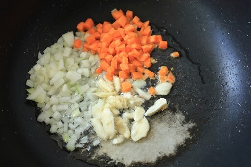 做菜加「這5樣香料」不只提味！脹氣、消化差、排便不順都改善了 醫大推