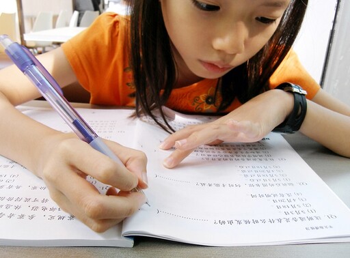 小孩握筆怪怪的？ 專家建議：試試「這個訓練方式」讓他自然學會