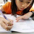 小孩握筆怪怪的？ 專家建議：試試「這個訓練方式」讓他自然學會