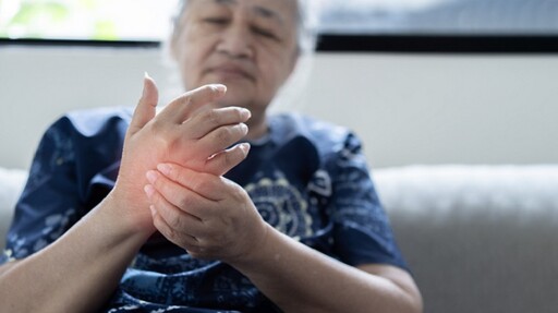 常常覺得手麻腳麻？ 醫曝「4種可能疾病」：小心是糖尿病上身了