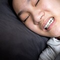 磨牙不是小事！夜晚「咬牙切齒」恐釀多種病變，這樣做可改善