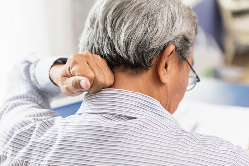 肩頸痠痛按摩、熱敷都沒用？醫揭「意想不到根源」 教你4招自救法