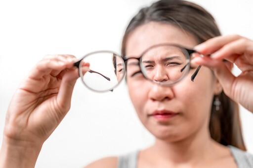 眼睛出現小黑點、閃光但不會痛？ 醫示警「視網膜破洞徵兆」：小心會失明