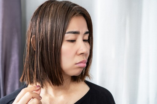天天洗頭還是油？ 醫揭：可能不是洗髮精問題，而是你忘了洗「這4樣東西」