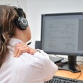 長期滑手機、用電腦？小心年紀輕輕就成「烏龜頸」、「富貴包」！中醫1療法助你擺脫痠痛困擾