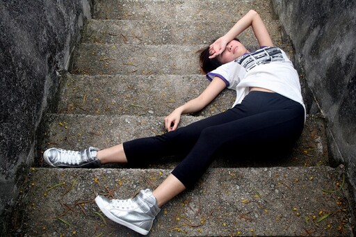 遇到有人昏倒「這些急救方式」都錯了！掐人中恐害命 正確做法只有這4步