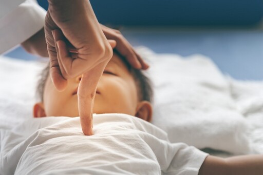 孩子突然沒呼吸？醫教正確「兒童CPR操作步驟」 家長急救必學