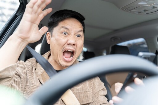 一塞車就暴怒、狂按喇叭？醫揭「路怒症常見徵兆」 教你怎麼避免情緒失控