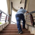 家中長輩「有這些現象」可能是肌少症！抱孫沒力、爬沒兩層樓就腿軟注意 教3招維持肌力