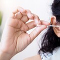 耳屎愈挖愈多？醫揭真相 這些清潔方式恐害耳膜破裂