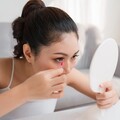 化妝沒卸乾淨小心害眼睛乾！ 醫示警「這些非典型症狀」常被忽略：痠澀也中