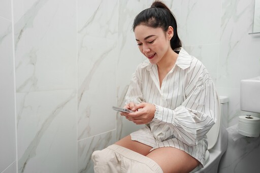 別以為只是便秘！醫示警「這些排泄異常」恐是肝病前兆 尿液變深注意