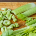 芹菜買太多怎麼放？ 專家教「3招保存」不萎縮、延長鮮脆口感