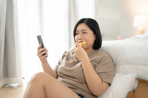 月經快來前特別想吃甜、暴食？醫揭「背後真正原因」 教你6招吃得開心不內疚