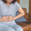 60歲婦人拔鼻胃管突發腹痛竟是腸道打結！ 醫師這招助她恢復正常進食
