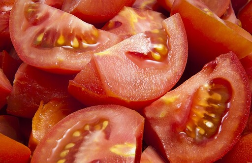 「常見5種蔬菜」生吃恐浪費！醫認證：煮熟營養更好吸收 胡蘿蔔、番茄都中