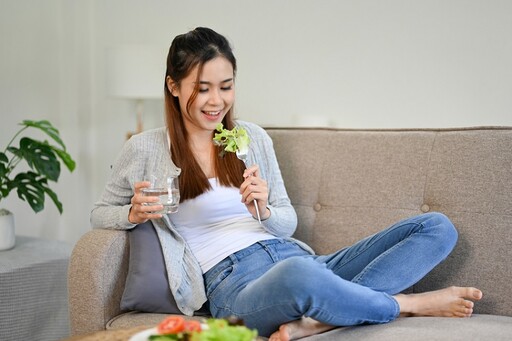 低碳飲食狂掉頭髮？你可能踩到「這3個陷阱」 營養師教補救吃法