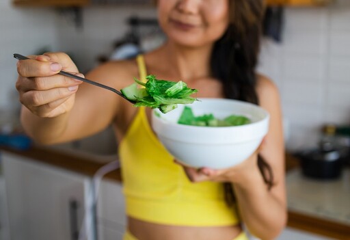 低碳飲食狂掉頭髮？你可能踩到「這3個陷阱」 營養師教補救吃法