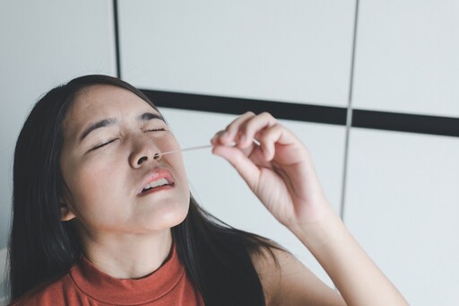 不發燒反而更危險！醫揭「新冠最新5大症狀」常被當小毛病 頭痛上榜