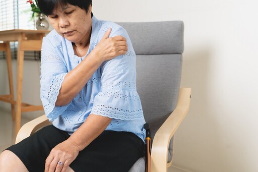 椎間盤突出不只腰痛！ 醫揭「5大症狀」：連頻尿、腳麻都是警訊
