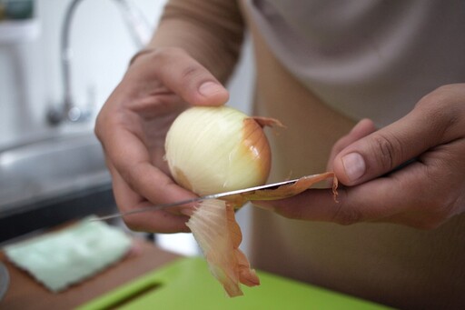 洋蔥該「剝皮前洗or剝皮後洗」？營養師解答 做錯恐害食物中毒