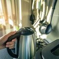 電熱水壺會溶出重金屬？反覆煮水會中毒？醫揭密4大疑慮 1行為真的可能致癌