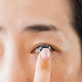 成人能戴角膜塑型片嗎？ 眼科醫曝「4大好處」：乾眼症、3C族都受益