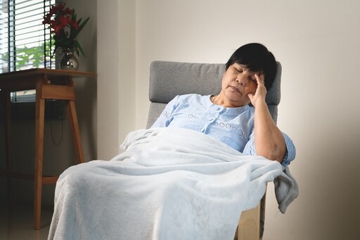 夏天濕氣重！醫曝「出現這7種表現」就要開始祛濕 生菜沙拉、乳製品都要少碰