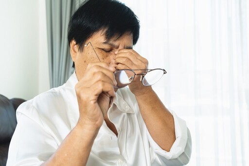 「戴一晚角膜塑形片塑形片，白天換隱眼」可以嗎？醫解答 小心害眼睛缺氧、感染