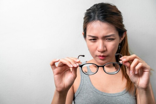 「戴一晚角膜塑形片塑形片，白天換隱眼」可以嗎？醫解答 小心害眼睛缺氧、感染