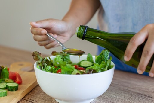 橄欖油錯誤保存恐害腸道、肝臟發炎！專家揭「正確存放」 深色瓶還不夠安全