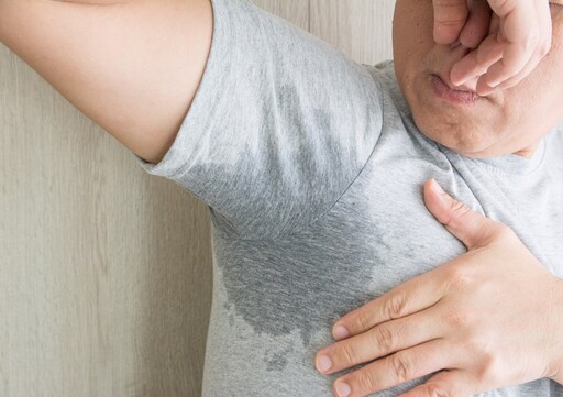 腋下一直流汗？專家揪「5禍首」：壓力大也中 教你幾招改善尷尬汗漬
