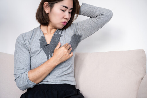 腋下一直流汗？專家揪「5禍首」：壓力大也中 教你幾招改善尷尬汗漬
