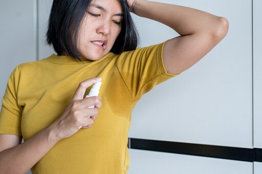 腋下一直流汗？專家揪「5禍首」：壓力大也中 教你幾招改善尷尬汗漬