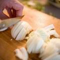 切洋蔥要「順紋理切or橫紋理切」？ 專家解答：這樣處理最營養