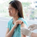 秋冬防疫再升級！10/1起公費接種新冠疫苗 以LP.8.1為主、針對10大高風險族群