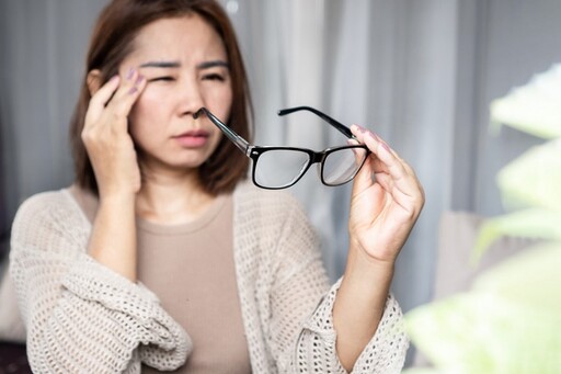 白內障手術後還要戴眼鏡嗎？醫解答 這3種狀況術後還是得戴