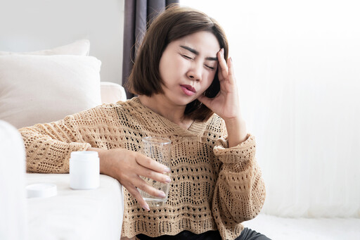 頭痛吃止痛藥都沒效？小心是頸椎出問題 醫揪6大中鏢徵兆